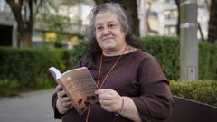 La ourensana �ngeles V�zquez posa junto a su libro en la praza da Mari�a.