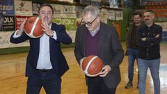 Gonz�lez Formoso y el alcalde de Carballo, Evencio Ferrero, en el pabell�n Vila de Noia, con m�s representantes de Xiria y del Concello
