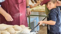 Una de las actividades del centro: la elaboracin de pan en un horno tradicional