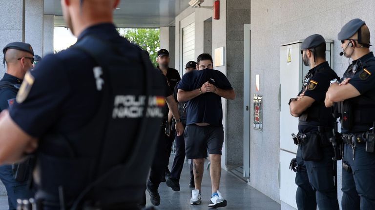 Uno de los detenidos a su entrada este jueves en los Juzgados de Vilagarc�a de Arousa.