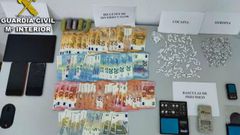Objetos incautados por la Guardia Civil en la operaci�n de Bueu: m�s de 200 dosis de coca�na y hero�na, dinero en efectivo y 4 b�sculas de precisi�n.