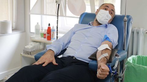 El conselleiro de Sanidade, Julio Garca Comesaa, tambin particip ayer en una campaa de donacin de sangre