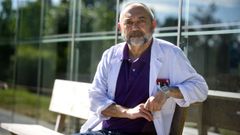 El psiquiatra Francisco Doce frente al hospital de Oza, en A Corua.