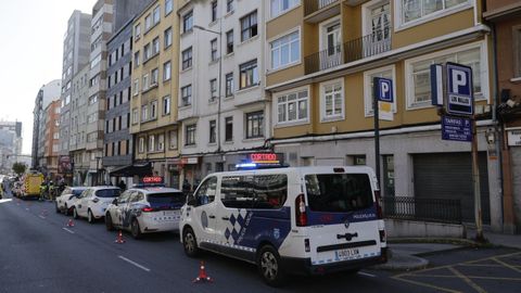 Operativo para desalojar el edificio del 137 de la ronda de Outeiro