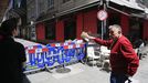 Un hombre muestra el tramo cortado de la calle San Nicol�s