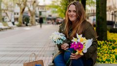 La ourensana Alba Marra, con algunos de los ramos de flores de papel que hace artesanalmente