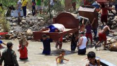 El conflicto fronterizo entre Venezuela y Colombia genera ya m�s de mil deportados