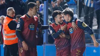 Miguel Loureiro festeja con David Mella y Rubén López el segundo gol del Deportivo en Sabadell