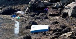 Un colch�n y restos de juguetes se encuentra en la ribera, antes del puente del Pasaje.
