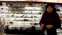Ana de la Puente, ante las estanter�as semivac�as de su perfumer�a