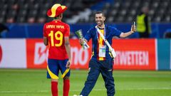 Lamine Yamal y su padre, Mounir Nasraoui.Lamine Yamal y su padre,Mounir Nasraoui en la celebracin de la Eurocopa