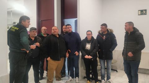 El grupo de hosteleros y el último agredido (segundo por la derecha) ayer en el juzgado de Sarria