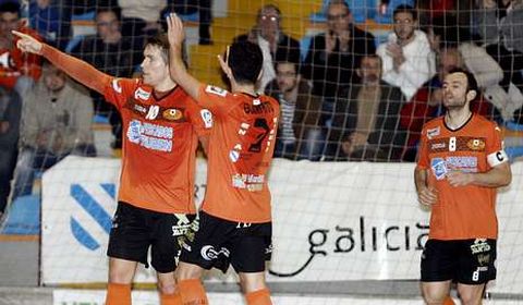 Matamoros, Burrito y Juanma, tras un gol al Zaragoza.