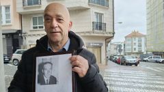 Julio Barros, con la foto de su abuelo Jos� Barros que fue condenado a muerte.