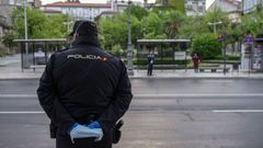 Un agente de Polica Nacional en labores de vigilancia en Ourense