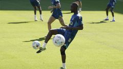 El jugador marfile�o del Real Oviedo, Eric Bailly durante un entrenamiento en el Tartiere