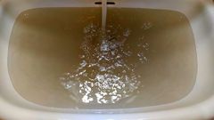 Lavabo con agua turbia en una vivienda de Quiroga, en una imagen facilitada por el BNG