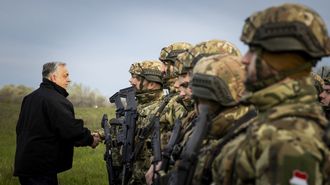 El primer ministro h�ngaro, Viktor Orb�n, saluda a soldados desplegados en torno al gasoducto