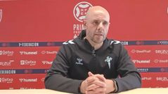 El entrenador del Celta Fortuna, Fredi �lvarez, tras el partido ante el Arenas de Getxo.