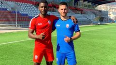 Gonzalo L�pez de Guere�u, junto a un f�tbolista de la liga marroqu�