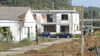 Mini excavadora trabajando en el frontal de los terrenos de la Antigua Estacin Radio de Mandi el pasado mes de octubre. 