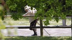 Una anciana pasea por un paseo fluvial