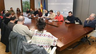 Marta Villaverde, conselleira de Mar, presidi� ayer en Santiago la reuni�n con dirigentes de cofrad�as de pescadores para expresar el rechazo de Galicia a la prohibici�n de la pesca de anguila.