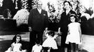 Imagen historica de Francisco Franco y Carmen Polo con cuatro de sus nietos en los jardines del palacio del Pardo