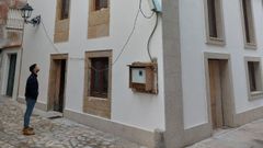 Bruno Bali�o, junto al inmueble que rehabilit� en el casco hist�rico de Padr�n para destinarlo al alquiler
