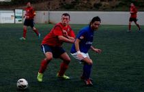 El goleador del Berganti�os, Pi�eiro, disputa un bal�n a un adversario.