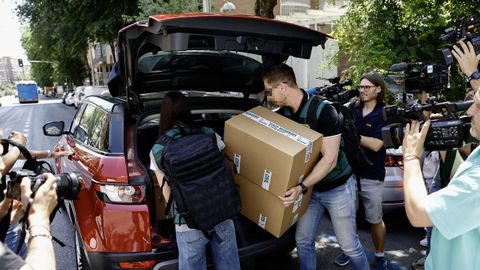 Agentes de la Unidad Central Operativa (UCO) de la Guardia Civil se llevan documentaci�n de la sede nacional del PSOE, en la calle Ferraz de Madrid, por orden del juez Santiago Pedraz.