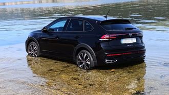 La subida de la marea pill� a este veh�culo estacionado en la rampa portuaria de Muros