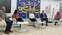O CFR de Ferrol acolleu o coloquio no que participaron, de esquerda a dereita: Manuel Losada, director do CFR; Isabel Blanco, directora do CEIP de Maceda; Sara Carreira, xornalista; Manuel Vila, secretario xeral t�cnico da conseller�a; e Patricia Hermida, docente e coordinadora TIC no IES de Ortigueira.