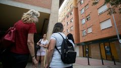 Un grupo de vecinos conversa en el lugar donde dos ni�as de 2 y 6 a�os han sido asesinadas a cuchilladas en la ciudad de Castell�n 
