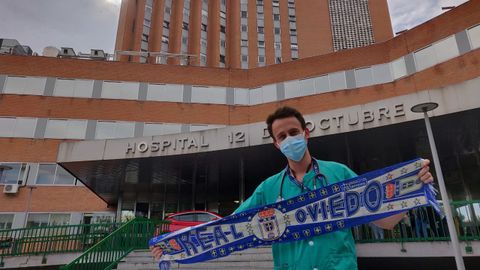 Miguel Sol�s, m�dico en el 12 de Octubre, delante del hospital