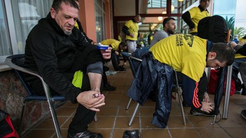  Decenas de trabajadores de Alcoa Avil�s y subcontratas participan en la marcha entre Avil�s y Oviedo, vestidos con camisetas amarillas 