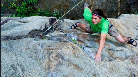 Escena de escalada en una de las zonas rococas equipada para la pr�ctica de este deporte en el ca��n del Sil