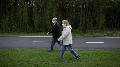 Mayores paseando por A Coru�a esta ma�ana