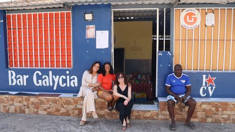 La alcaldesa y la concejala de Econom�a ene l Bar Galycia, en Porto Mosquito