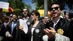 Varios manifestantes, ayer durante la protesta de jueces y fiscales frente al Supremo, en Madrid, adonde acudieron unas 5.000 personas.