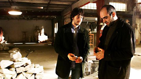 Os actores Juan Diego Botto e Luis Tosar na rodaxe de �Trece badaladas� no 2002