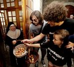 Javi Maneiro y Xos� A. Touri��n ofrecen huevos a una monja del convento de Santa B�rbara.