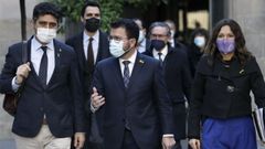 El presidente de la Generalitat, Pere Aragon�s, entre el vicepresidente Jordi Puigner� y la consejera de Presidencia, Laura Vilagr�, a su llegada a la reuni�n semanal del Gobierno catal�n este martes 