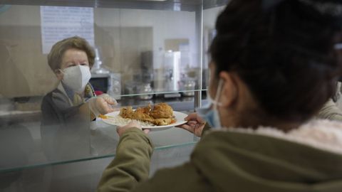 Doble.Comedor de Padre Rubinos, donde se reparten unas 550 raciones de comida diarias