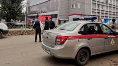 Un coche de la guardia nacional rusa desplazado al lugar del tiroteo en Perm