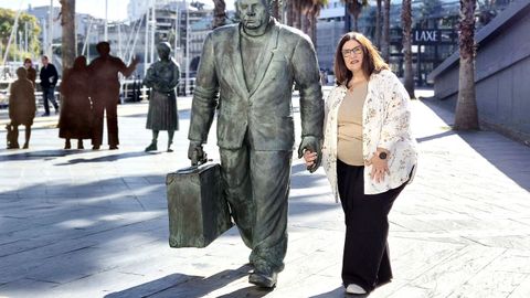 M�nica Janeiro, junto al monumento al emigrante levantado en el Puerto de Vigo, el lugar desde el que emigr� su padre a Caracas (Venezuela).