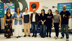 Primeros clasificados del certamen con la vicepresidenta de la Diputaci�n, Luisa S�nchez, y el editor del concurso, Xabier Romero