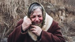 Una mujer llora desesperada durante la evacuaci�n de Irpin