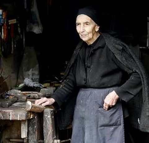 EL HORNO DEL ARTE. Asunci�n Antelo, humilde, vestida de negro y ataviada con su mirada profunda y su sonrisa, mira al futuro desde su rinc�n de trabajo, desde donde cre� arte en ra�ces de �rboles y pi