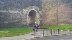 Los peatones volvieron a pasar por la Porta Falsa de la Muralla de Lugo